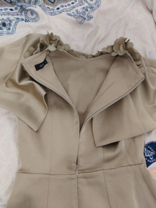 Vestido beige con flores