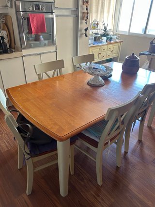 Mesa de madera con 6 sillas