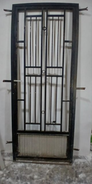Puerta metálica de hierro forjado