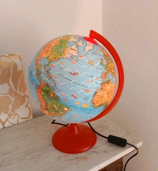 Mappamondo luminoso con base rossa