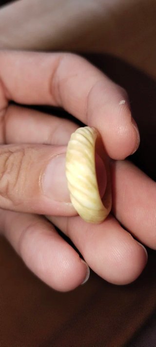 Anillo tallado tipo hueso