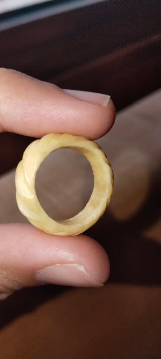 Anillo tallado tipo hueso