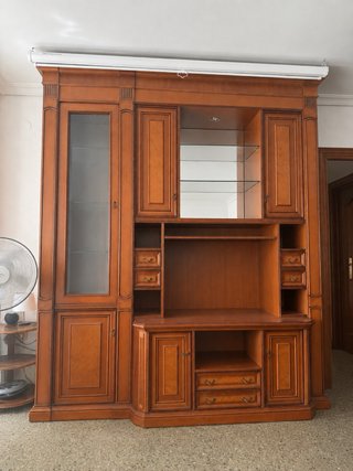 Mueble de salón de madera y cristal