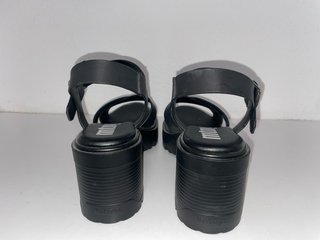 Sandalias MTNG plataforma negras