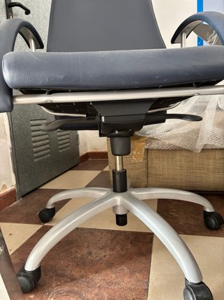 Silla de oficina ergonómica azul marino, ajustable