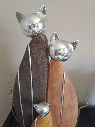 Escultura de 3 gatos plateados y marrones