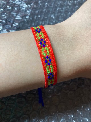 Pulsera tejida multicolor