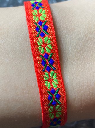 Pulsera tejida multicolor