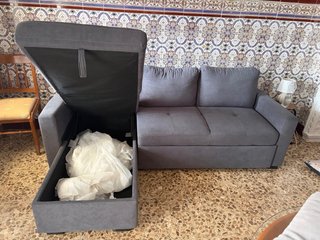 Sofá cama chaise longue gris con arcón
