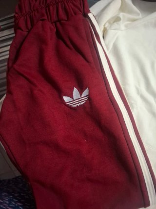 Chándal Adidas burdeos y beig