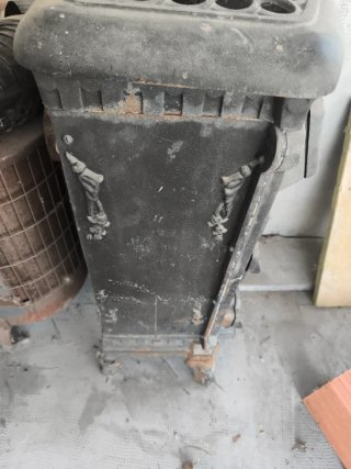 Estufa de leña antigua