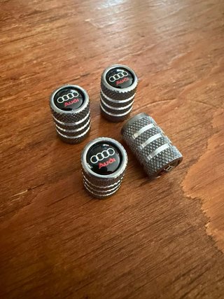 TAPONES DE VÁLVULA AUDI (4U) NEGRO, GRIS Y PLATA