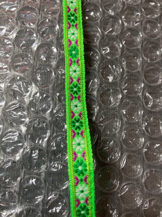 Pulsera tejida verde y rosa