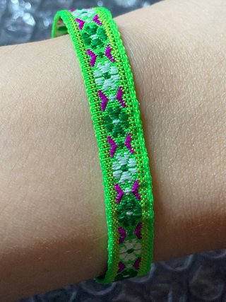 Pulsera tejida verde y rosa