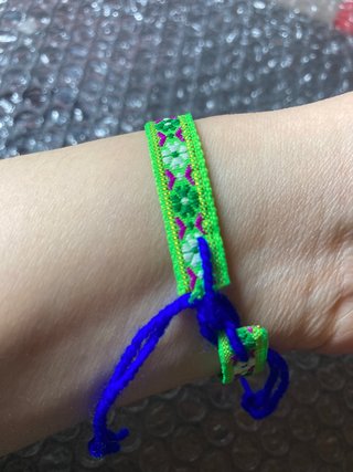 Pulsera tejida verde y rosa