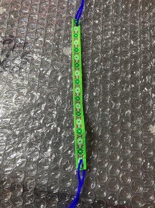 Pulsera tejida verde y rosa