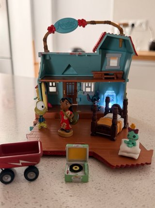 Lilo & Stitch Muñeca y Casa Interactiva