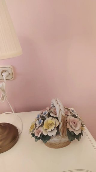Cesta de porcelana con flores