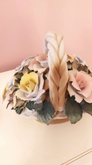 Cesta de porcelana con flores