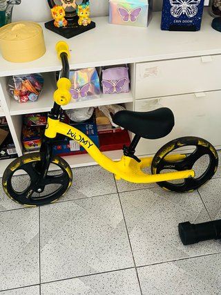 Bicicleta de equilibrio amarilla para niños