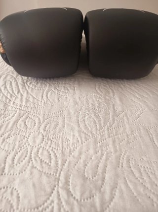 Guantes de boxeo MYTRA Fusion negros y dorados
