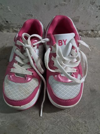 Zapatillas deportivas rosas y blancas BY patines