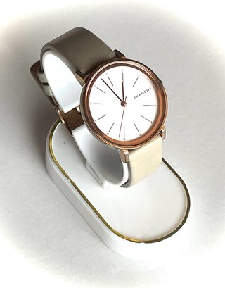 Reloj Skagen Mujer Beige y Dorado
