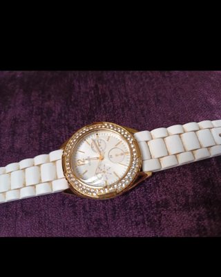 Reloj Guess Blanco y Dorado con Circonitas