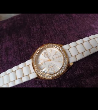 Reloj Guess Blanco y Dorado con Circonitas