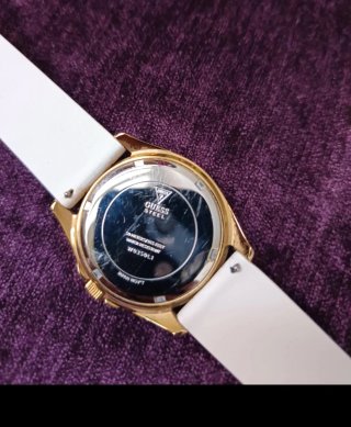 Reloj Guess Blanco y Dorado con Circonitas