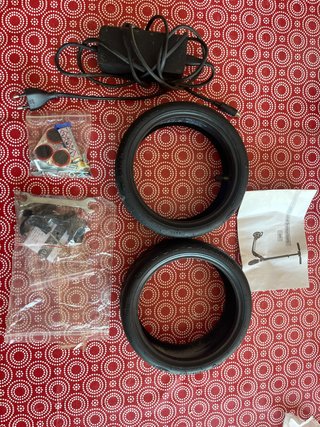 Cargador y ruedas patinete eléctrico Xiaomi