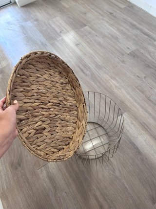 Mesa auxiliar metal y mimbre