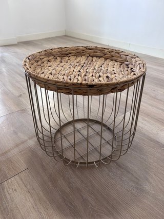 Mesa auxiliar metal y mimbre