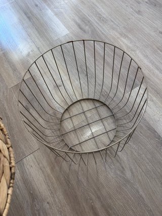 Mesa auxiliar metal y mimbre