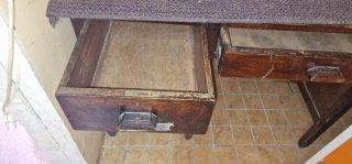 Mesa antigua de madera y tela