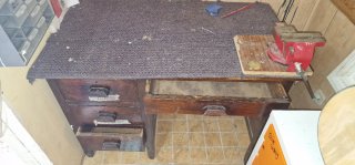Mesa antigua de madera y tela