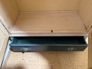 URGE VENTA Armario de dos puertas con cajón