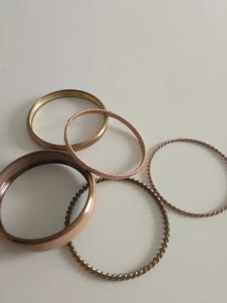 Conjunto de pulseras doradas