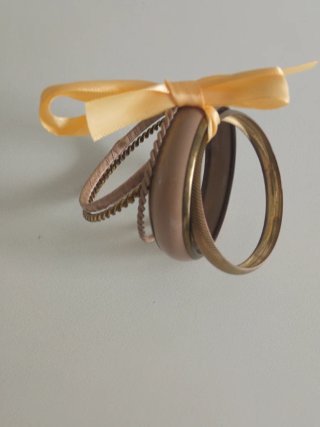 Conjunto de pulseras doradas