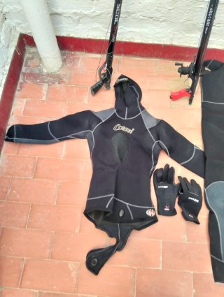 Arpones, traje y boya pesca submarina