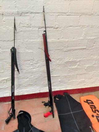 Arpones, traje y boya pesca submarina