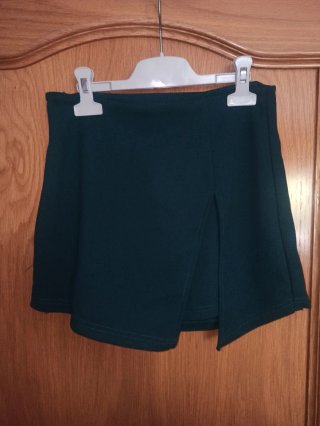 Pantalón corto verde con abertura