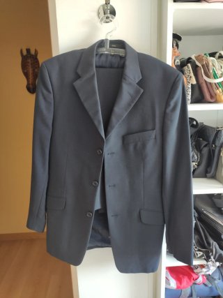 Traje elegante azul marino para vestir y corbata