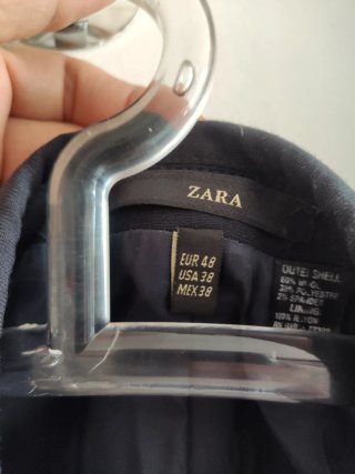 Traje elegante azul marino para vestir y corbata
