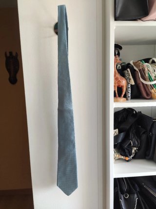 Traje elegante azul marino para vestir y corbata