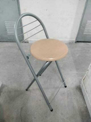 Banqueta plegable madera y metal. Son dos (20€)