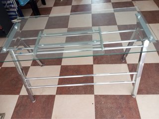 Mesa escritorio cristal y metal, con bandeja