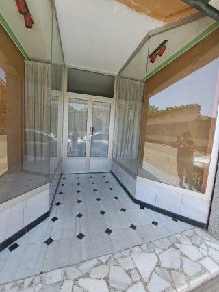 Escaparate y puerta de tienda con cierre