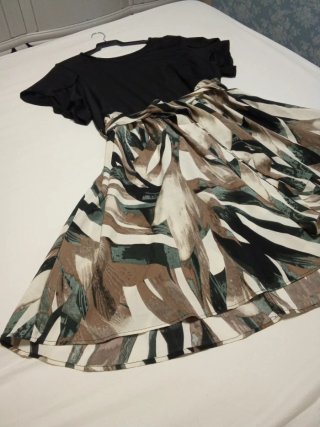 Vestido negro y estampado