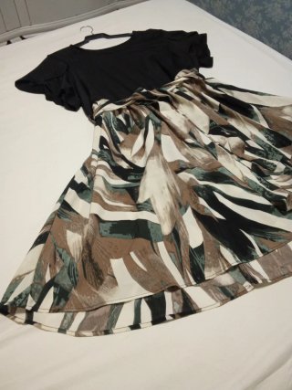 Vestido negro y estampado